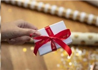 BROTHER TZE-RW34 - 12 mm široká kazeta s TZ páskou, 4 m TEXTILNÁ páska - na výrobu darčekov - NEŠPECKOVATÁ - ČERVENÁ PÁSKA, ZLATÝ POTISK