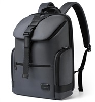 MYBALO ASTON Perfektní volba pro minimalisty s dobrým vkusem 6 ikon: - Nejtenčí batoh - Elegantní - Kapsa na notebook do 15,6" - Kapsa na tablet do 9" - Otevírání o 180 stupňů - USB a USB-C port - Drží tvar - Voděodolný - Skryté kapsy Elegantní a minimalistický Jedná se o velmi elegantní a minimalistický batoh. S tímto parťákem neuděláte chybu při běžném nošení do města, ani na důležité schůzce. Tenký batoh MYBALO Aston je batoh s vůbec nejmenší hloubkou z naší nabídky. Díky tomu působí elegantn