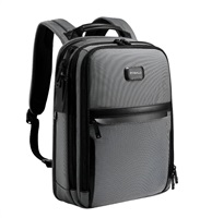 MYBALO ASTON Perfektní volba pro minimalisty s dobrým vkusem 6 ikon: - Nejtenčí batoh - Elegantní - Kapsa na notebook do 15,6" - Kapsa na tablet do 9" - Otevírání o 180 stupňů - USB a USB-C port - Drží tvar - Voděodolný - Skryté kapsy Elegantní a minimalistický Jedná se o velmi elegantní a minimalistický batoh. S tímto parťákem neuděláte chybu při běžném nošení do města, ani na důležité schůzce. Tenký batoh MYBALO Aston je batoh s vůbec nejmenší hloubkou z naší nabídky. Díky tomu působí elegantn