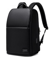 MYBALO ASTON Perfektní volba pro minimalisty s dobrým vkusem 6 ikon: - Nejtenčí batoh - Elegantní - Kapsa na notebook do 15,6" - Kapsa na tablet do 9" - Otevírání o 180 stupňů - USB a USB-C port - Drží tvar - Voděodolný - Skryté kapsy Elegantní a minimalistický Jedná se o velmi elegantní a minimalistický batoh. S tímto parťákem neuděláte chybu při běžném nošení do města, ani na důležité schůzce. Tenký batoh MYBALO Aston je batoh s vůbec nejmenší hloubkou z naší nabídky. Díky tomu působí elegantn