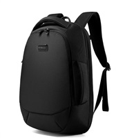 MYBALO ASTON Perfektní volba pro minimalisty s dobrým vkusem 6 ikon: - Nejtenčí batoh - Elegantní - Kapsa na notebook do 15,6" - Kapsa na tablet do 9" - Otevírání o 180 stupňů - USB a USB-C port - Drží tvar - Voděodolný - Skryté kapsy Elegantní a minimalistický Jedná se o velmi elegantní a minimalistický batoh. S tímto parťákem neuděláte chybu při běžném nošení do města, ani na důležité schůzce. Tenký batoh MYBALO Aston je batoh s vůbec nejmenší hloubkou z naší nabídky. Díky tomu působí elegantn