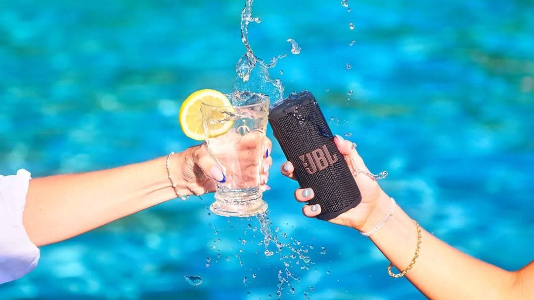 Obr. Propojení více reproduktorů pomocí Auracast™ 1826795e